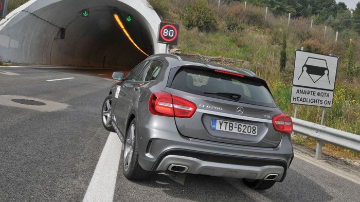 Η Mercedes-Benz GLA 200 CDI με φόντο ένα από τα τούνελ της Εθνικής Οδού στο Πέταλο του Μαλιακού.
